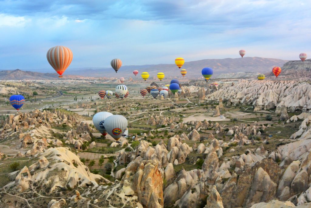 globos aerostáticos flotando sobre el paisaje